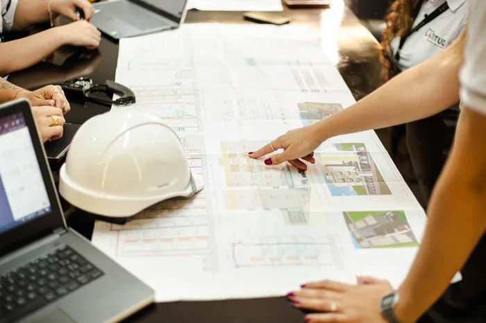 Equipe analisando projetos