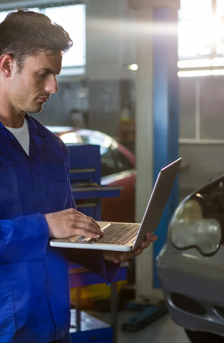 Inspeção de fachada industrial com equipe em plataforma suspensa