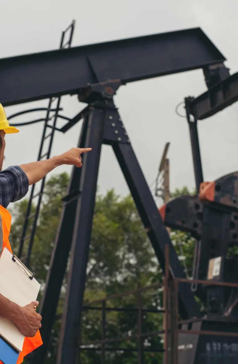 Alpinista industrial Latitud em execução de serviço em cordada vertical