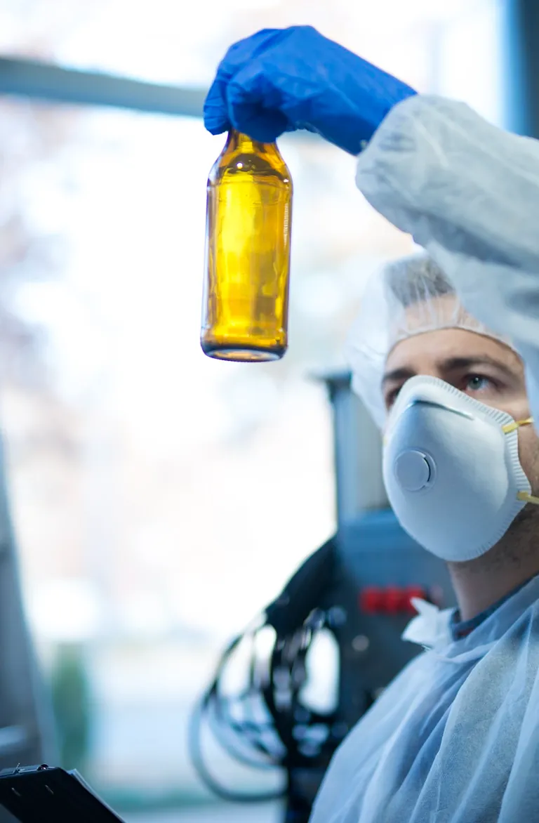 Técnico Latitud executando serviço em alvenaria com equipamento de percussão