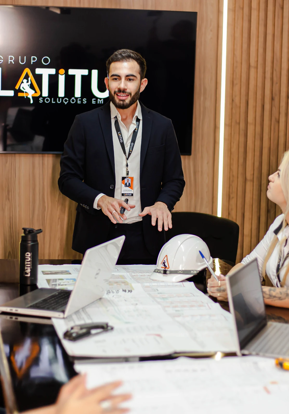 Engenheiro líder do Grupo Latitud apresentando em sala de reunião