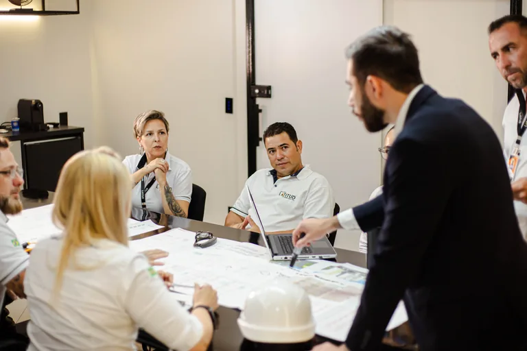 Equipe Latitud em serviço de impermeabilização de cobertura
