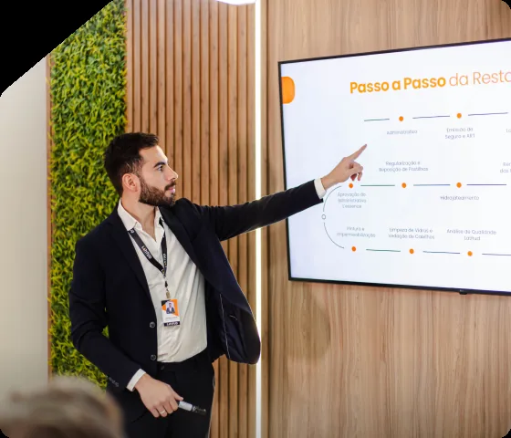 Inspeção técnica em telhado industrial com equipe certificada