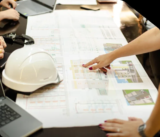 Alpinista industrial executando manutenção em cobertura metálica