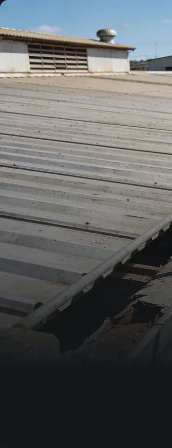 Cobertura metálica corroída antes da manutenção