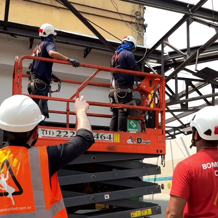 Engenheiro realizando inspeção técnica em cobertura industrial