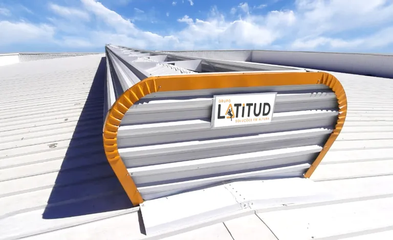 Inspeção técnica de lanternim industrial para ventilação natural